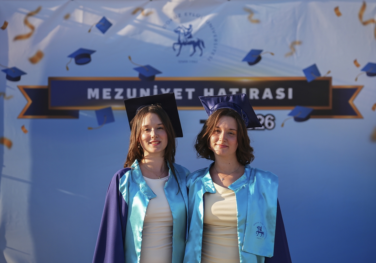 İkiz kardeşler Aleyna ve İlayda hemşirelik fakültesinden birlikte mezun oldu