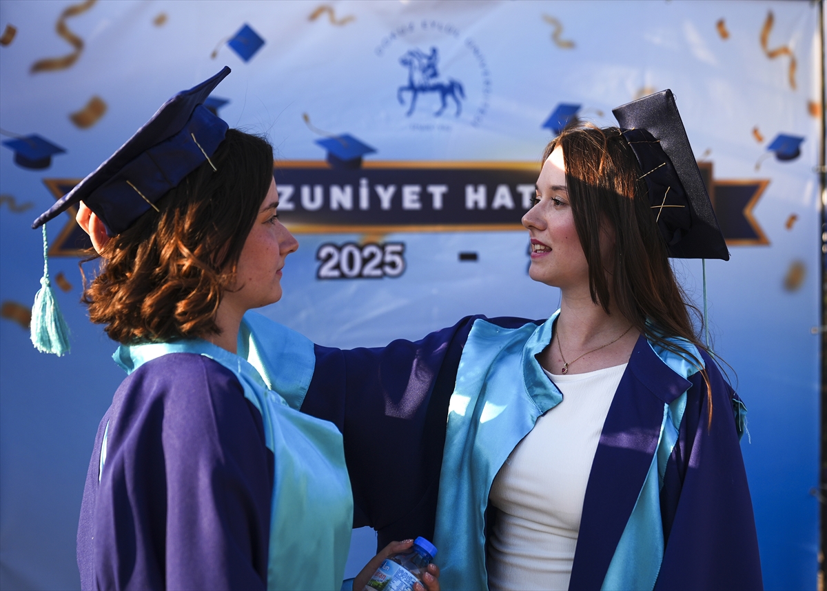 İkiz kardeşler Aleyna ve İlayda hemşirelik fakültesinden birlikte mezun oldu