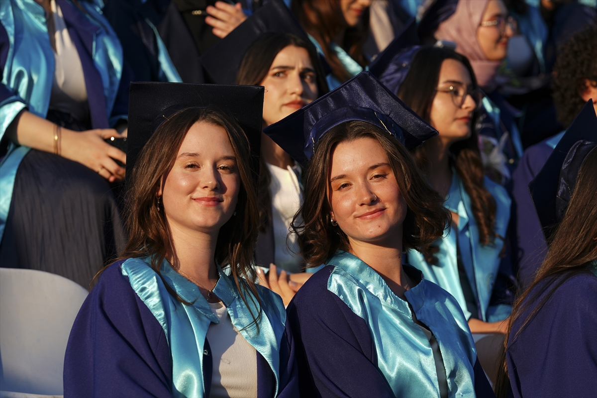 İkiz kardeşler Aleyna ve İlayda hemşirelik fakültesinden birlikte mezun oldu