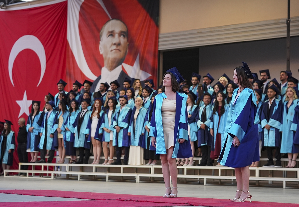İkiz kardeşler Aleyna ve İlayda hemşirelik fakültesinden birlikte mezun oldu