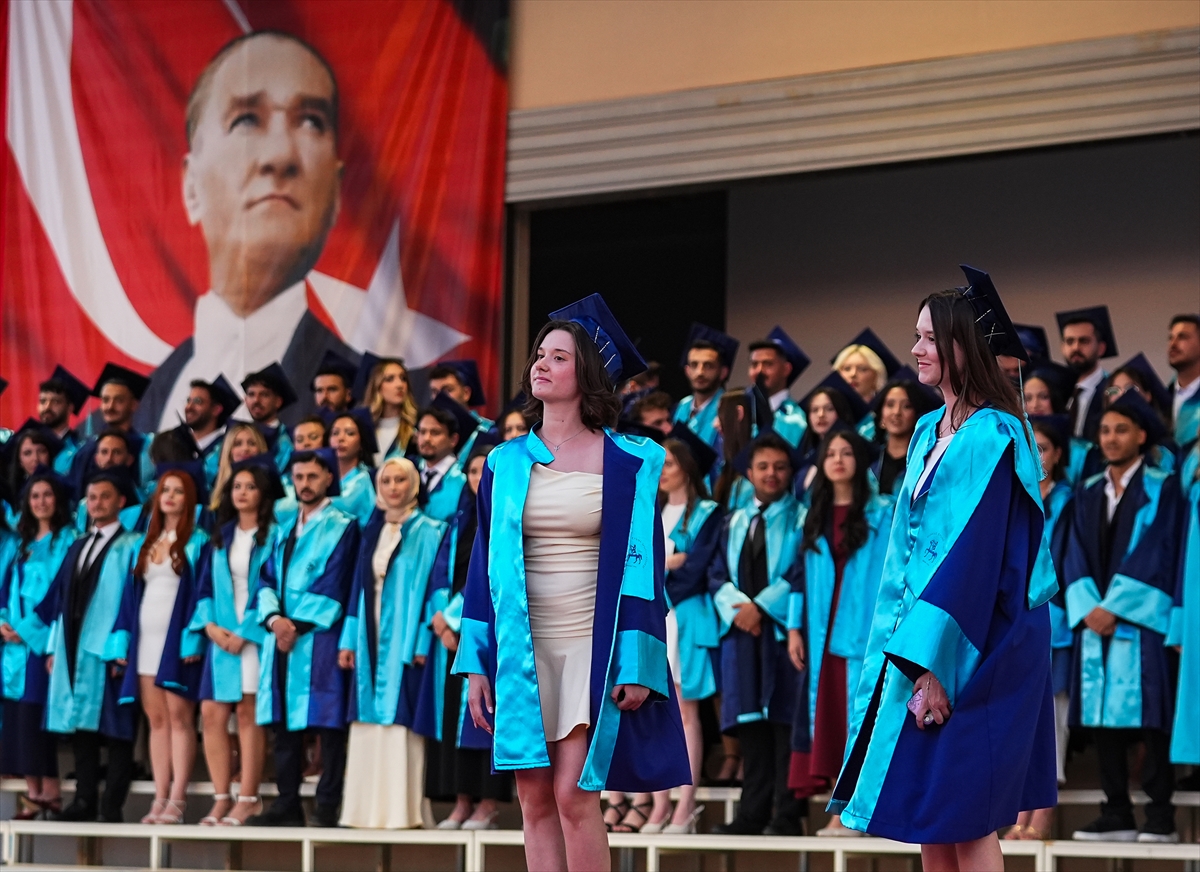 İkiz kardeşler Aleyna ve İlayda hemşirelik fakültesinden birlikte mezun oldu