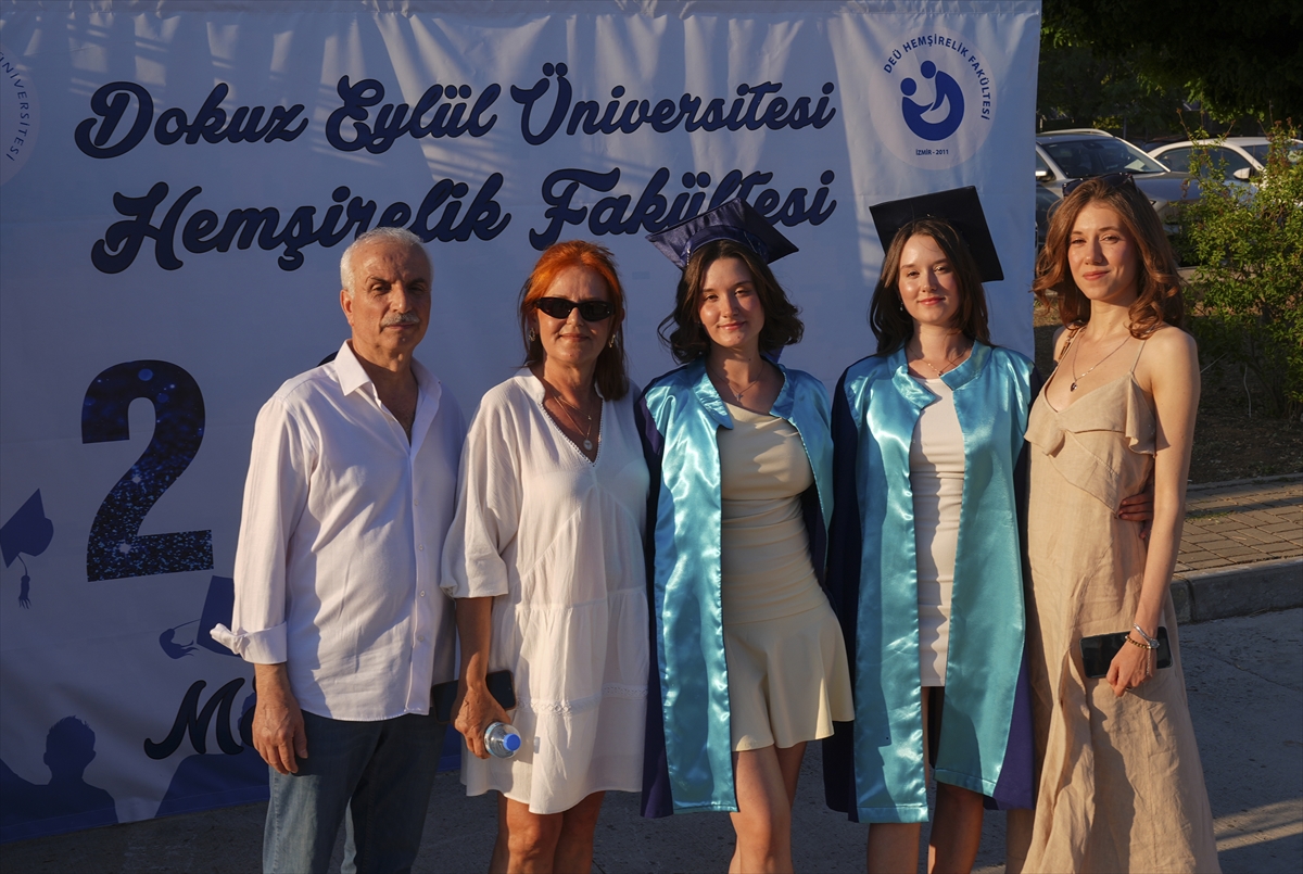 İkiz kardeşler Aleyna ve İlayda hemşirelik fakültesinden birlikte mezun oldu