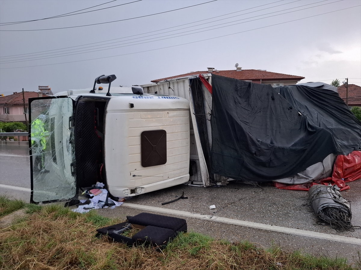 Manisa'da feci kaza: 2 ölü, 4 yaralı