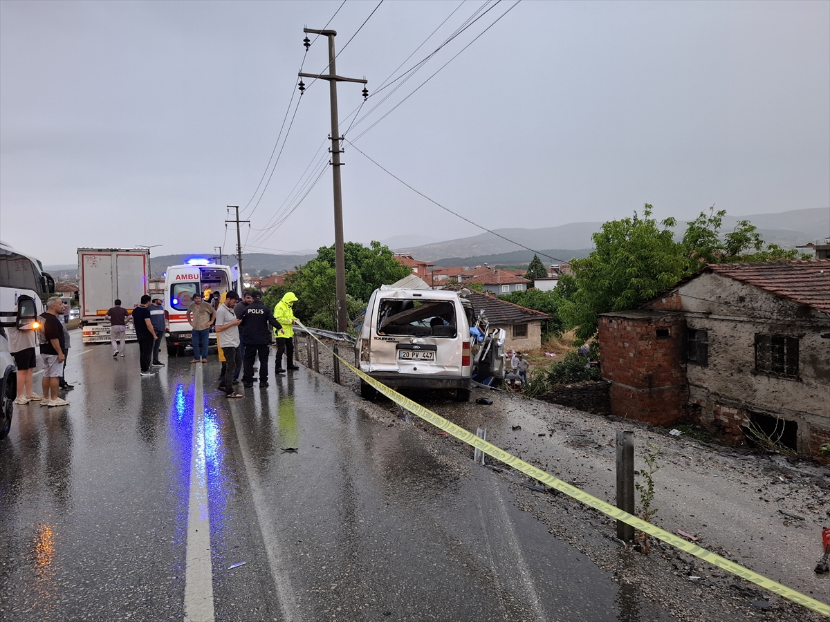 Manisa'da feci kaza: 2 ölü, 4 yaralı