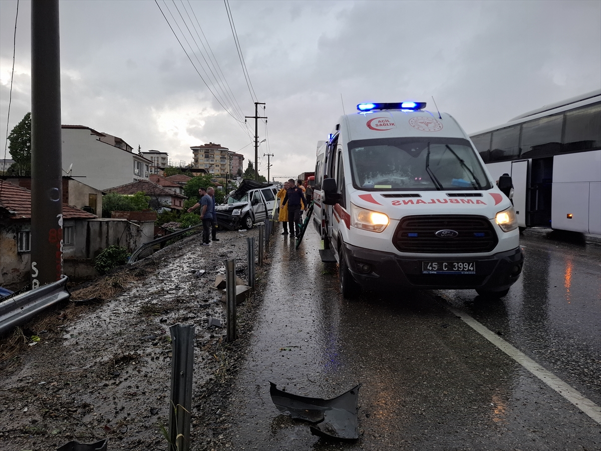 Manisa'da feci kaza: 2 ölü, 4 yaralı