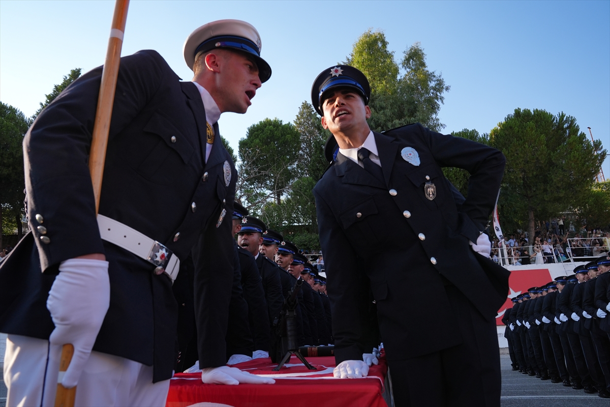 Eğitimlerini tamamlayan 376 polis adayı mezuniyet sevinci yaşadı