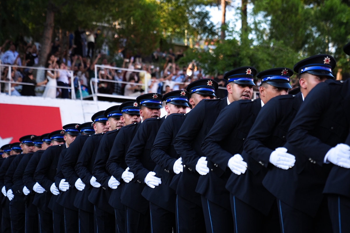 Eğitimlerini tamamlayan 376 polis adayı mezuniyet sevinci yaşadı