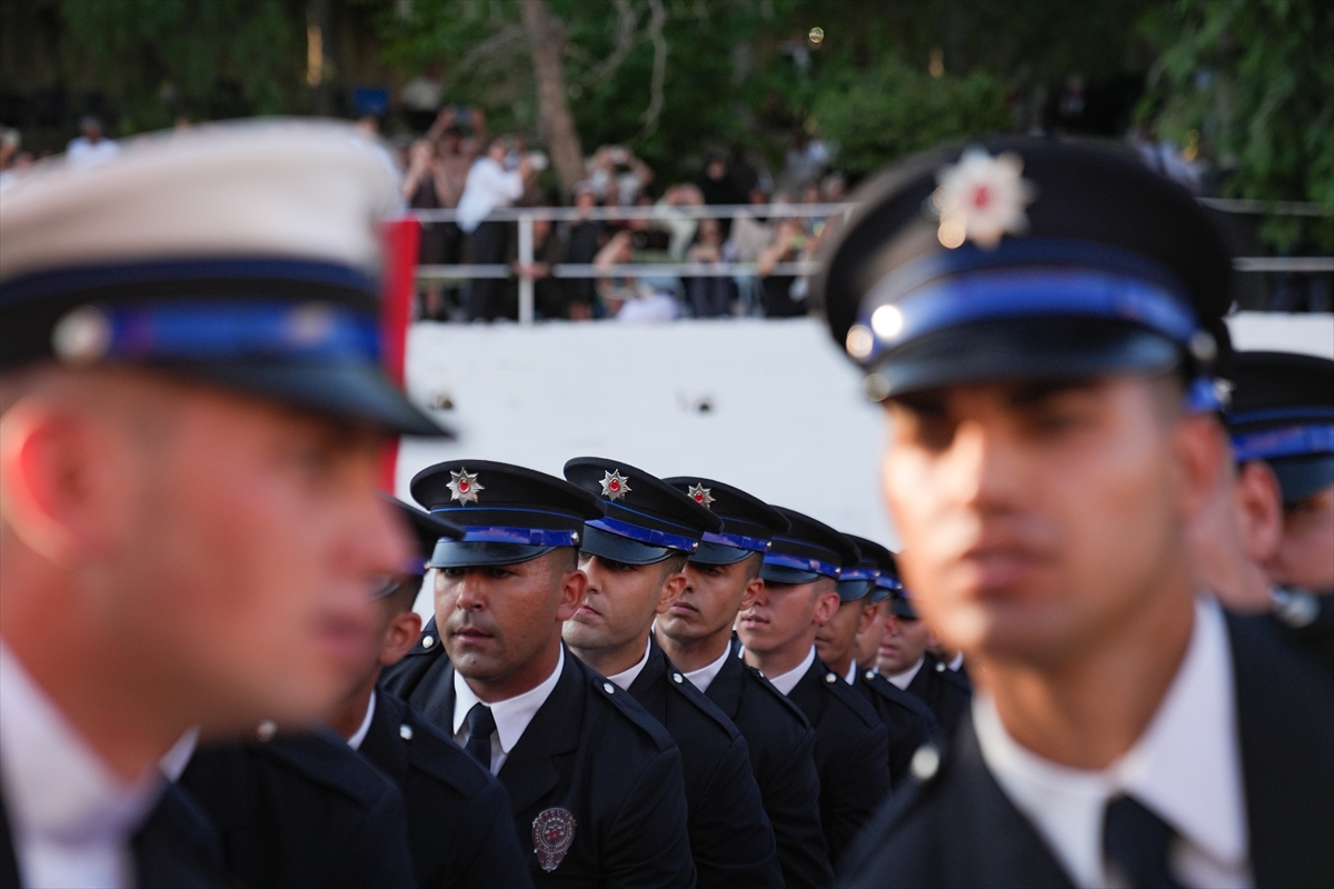 Eğitimlerini tamamlayan 376 polis adayı mezuniyet sevinci yaşadı