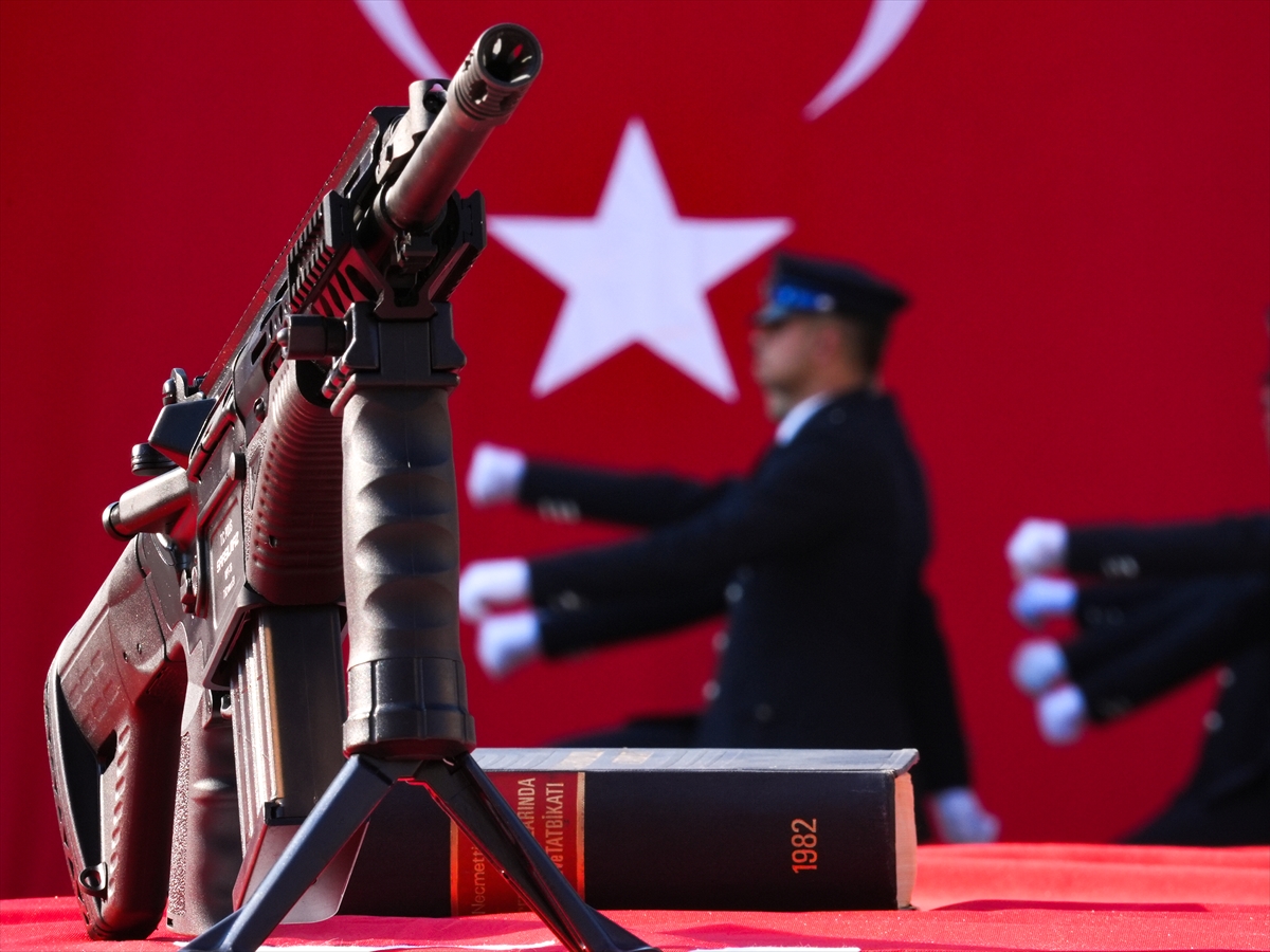 Eğitimlerini tamamlayan 376 polis adayı mezuniyet sevinci yaşadı
