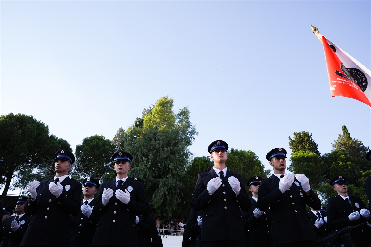 Eğitimlerini tamamlayan 376 polis adayı mezuniyet sevinci yaşadı