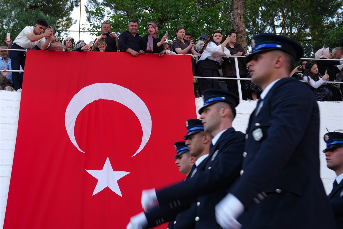 Eğitimlerini tamamlayan 376 polis adayı mezuniyet sevinci yaşadı
