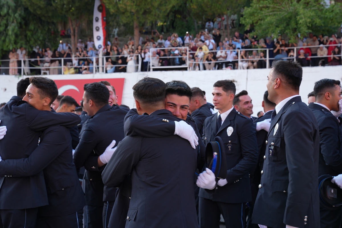 Eğitimlerini tamamlayan 376 polis adayı mezuniyet sevinci yaşadı