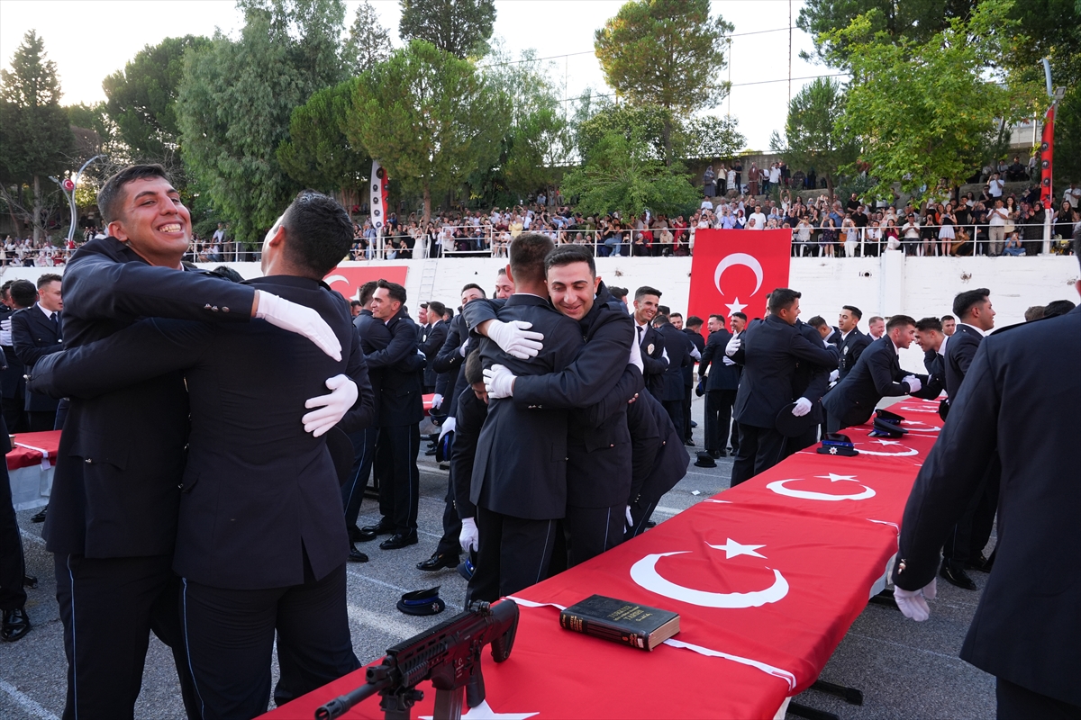 Eğitimlerini tamamlayan 376 polis adayı mezuniyet sevinci yaşadı