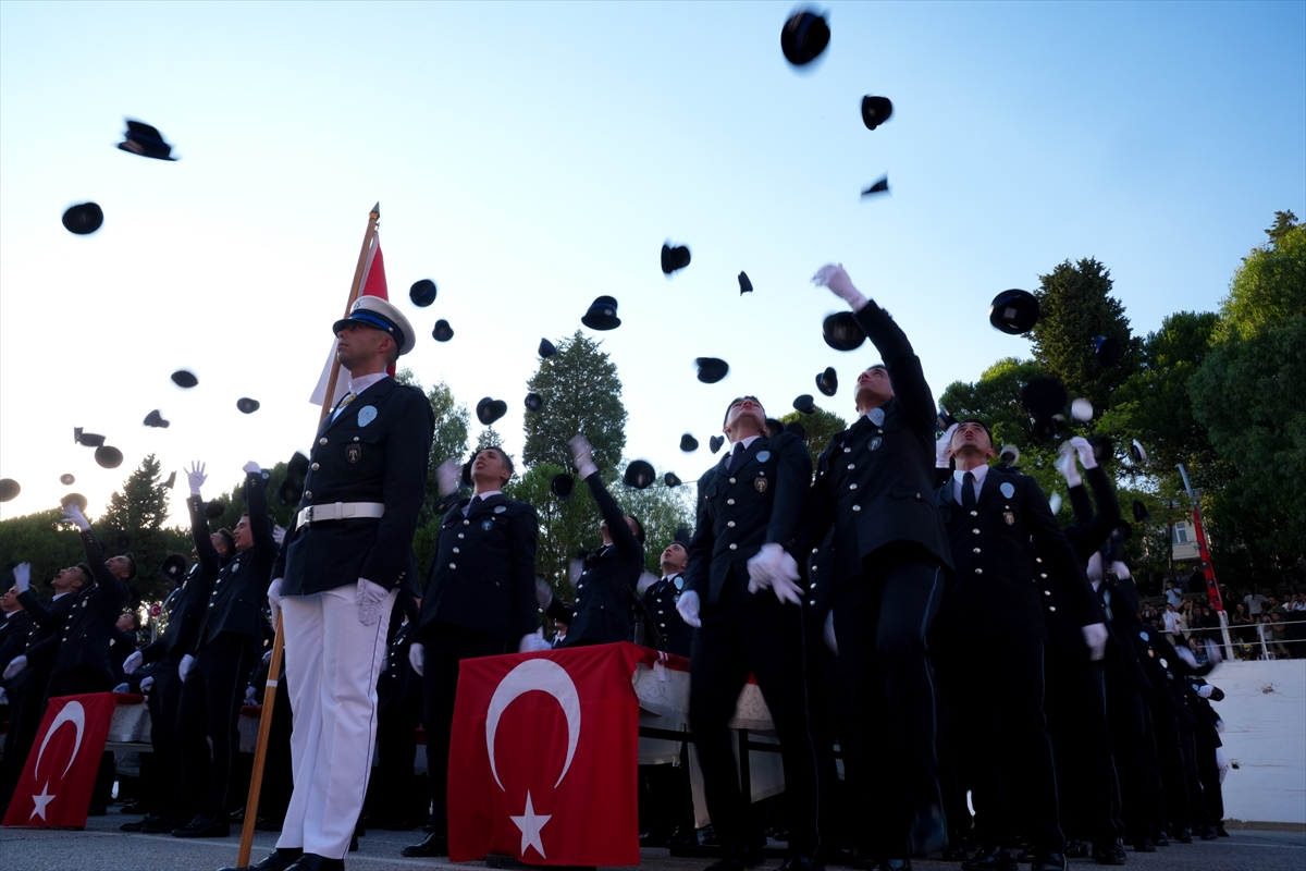 Eğitimlerini tamamlayan 376 polis adayı mezuniyet sevinci yaşadı