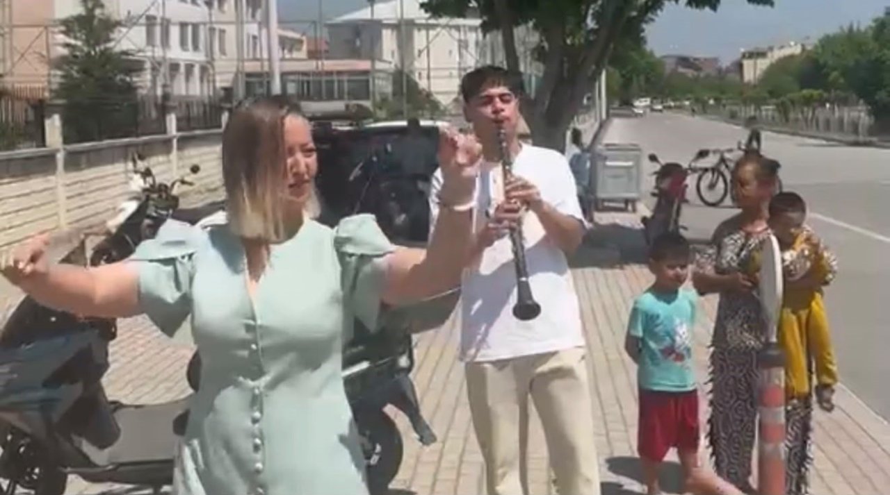 Davul zurnayla boşanmayı kutladı, lokma dağıttı