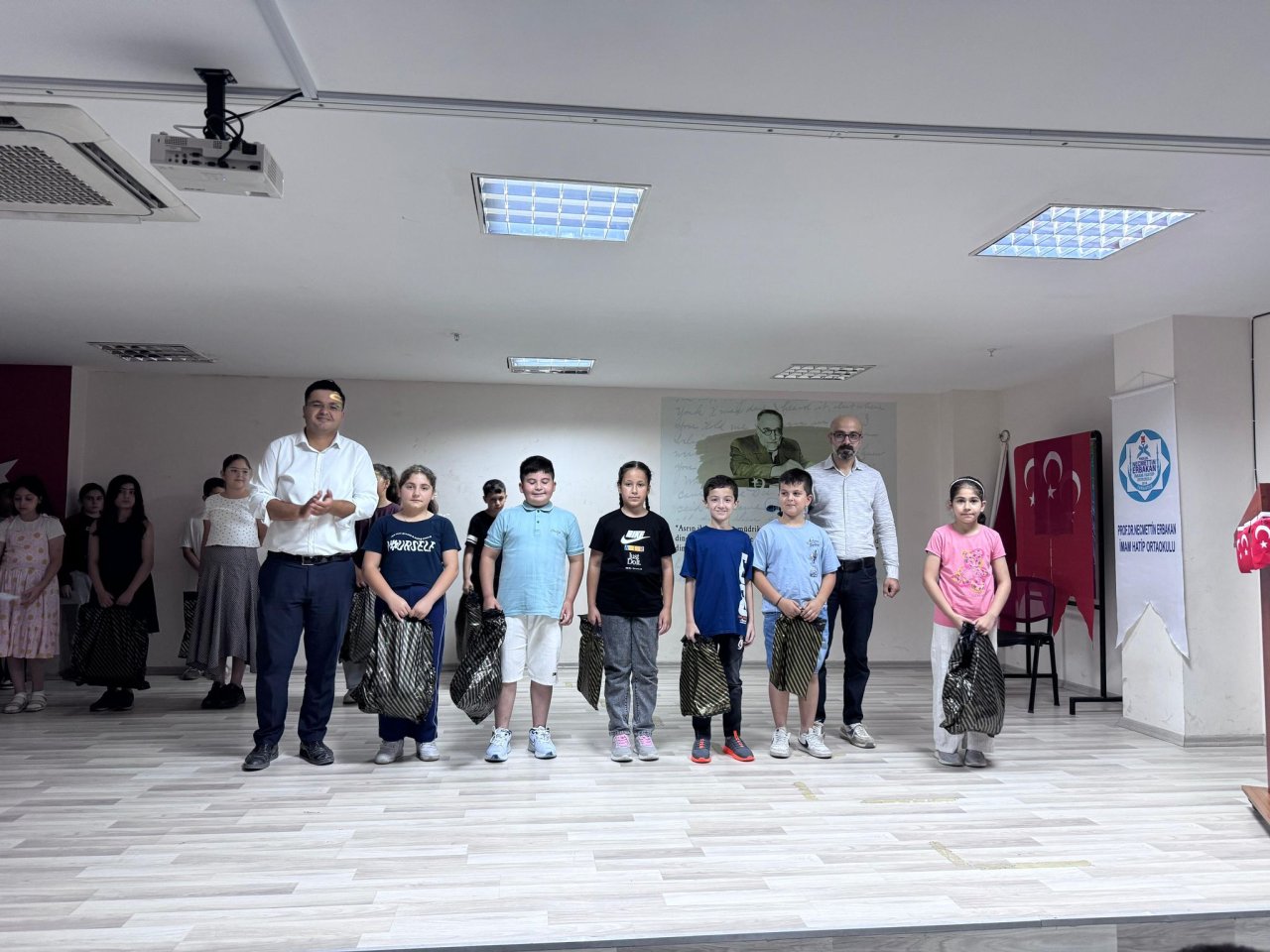 Turgutlu Necmettin Erbakan İmam Hatip Ortaokulu'nda Başarılı Öğrenciler Ödüllendirildi