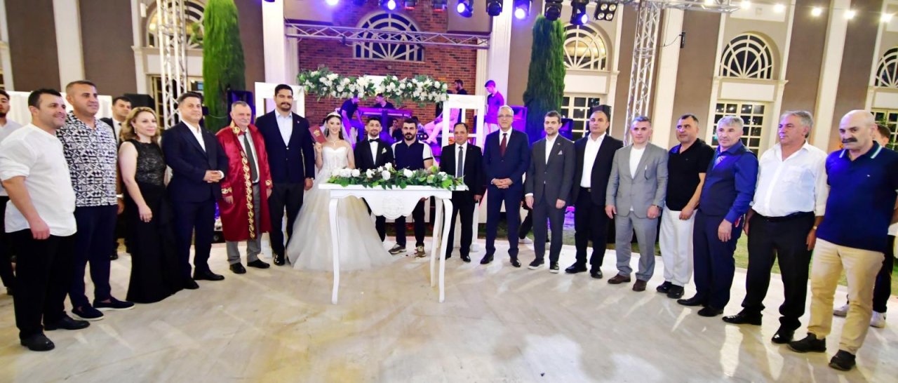 Şampiyon Güreşçiler Manisa'da Dünyaevine Girdi
