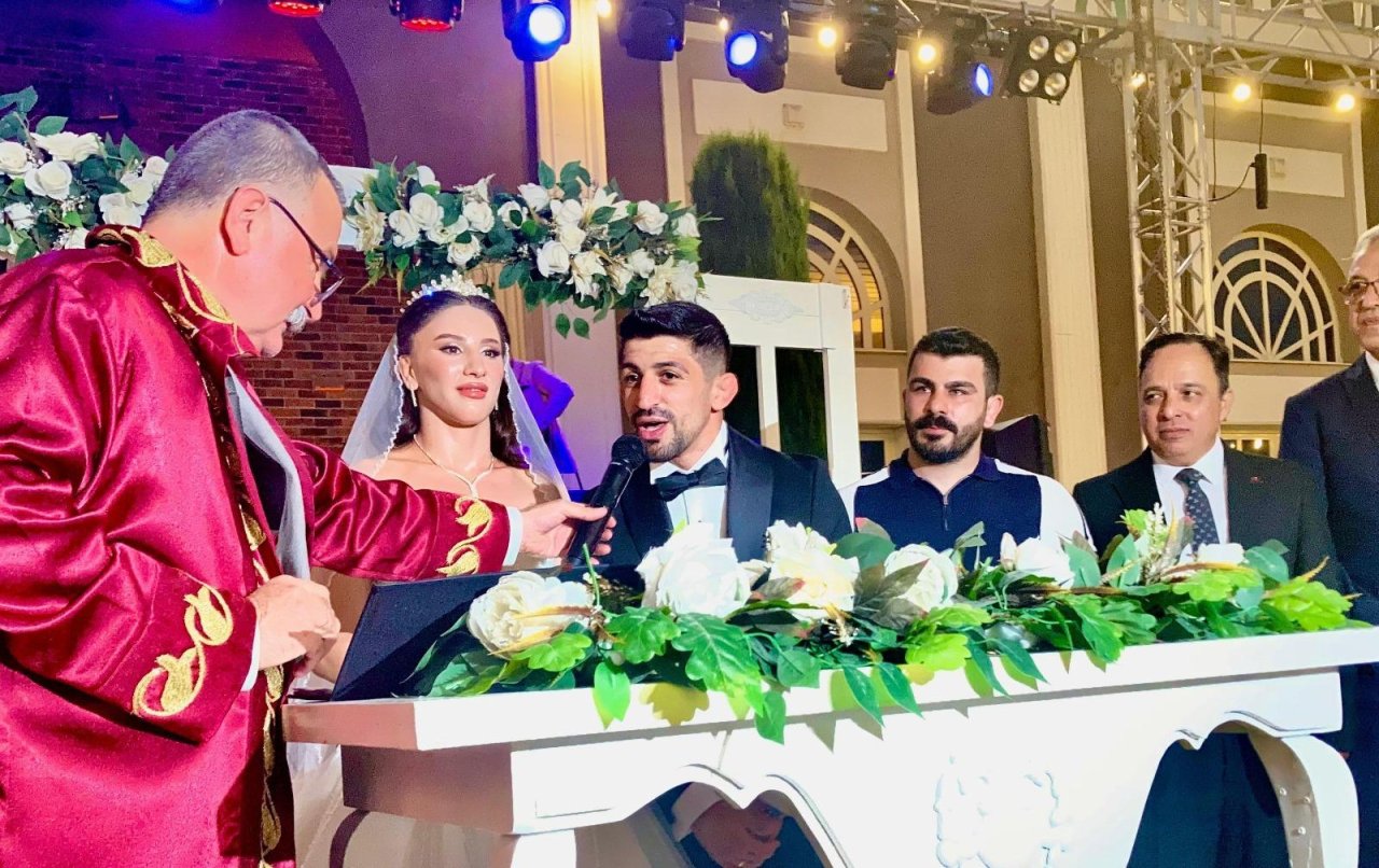 Şampiyon Güreşçiler Manisa'da Dünyaevine Girdi