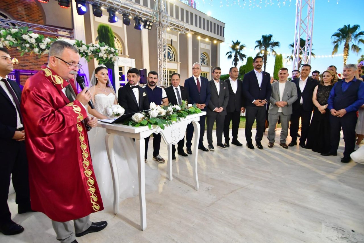 Şampiyon Güreşçiler Manisa'da Dünyaevine Girdi