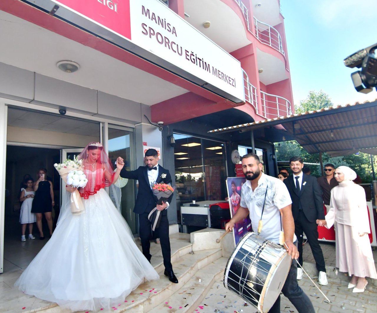 Şampiyon Güreşçiler Manisa'da Dünyaevine Girdi