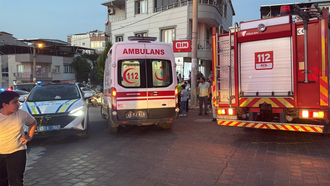 Turgutlu'da iki otomobil ile motosiklet kazaya karıştı: 2 yaralı
