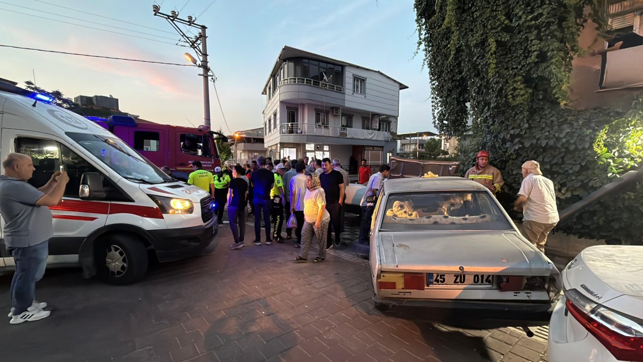Turgutlu'da iki otomobil ile motosiklet kazaya karıştı: 2 yaralı