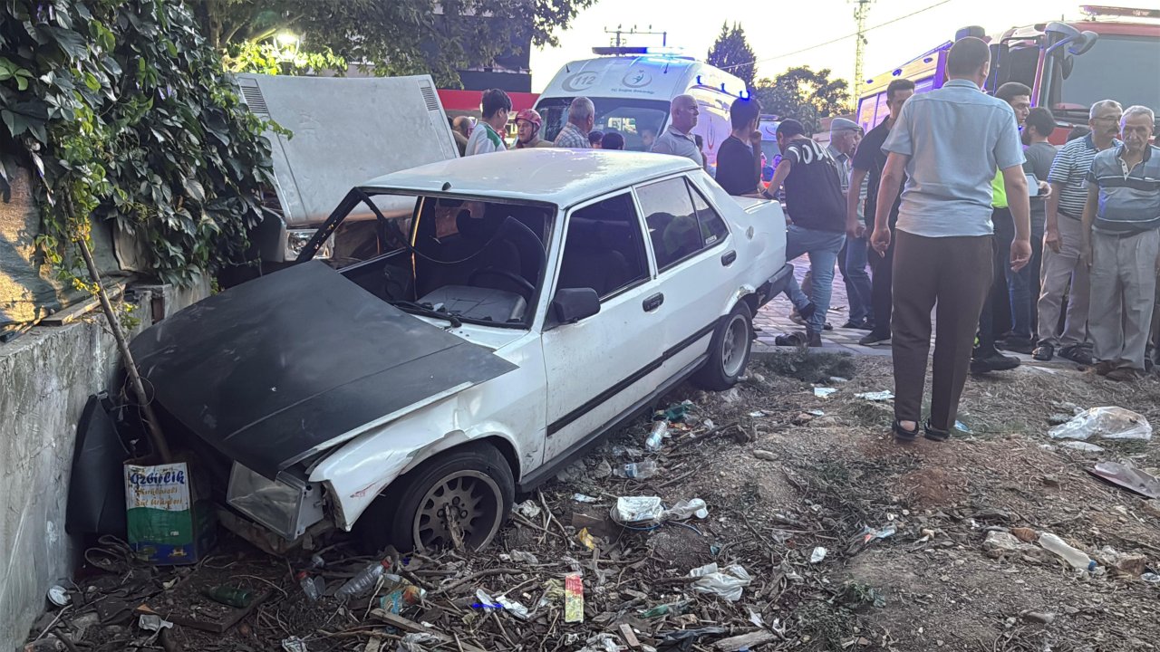 Turgutlu'da iki otomobil ile motosiklet kazaya karıştı: 2 yaralı