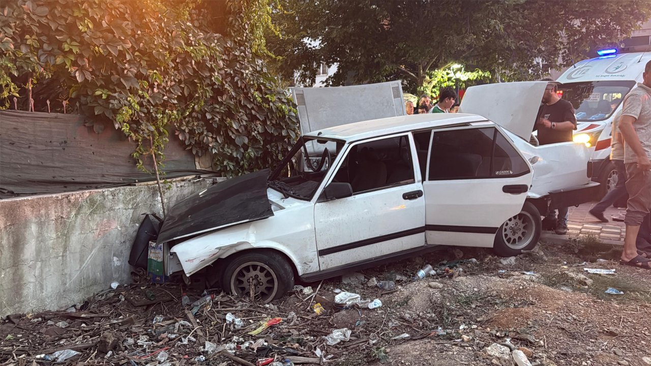 Turgutlu'da iki otomobil ile motosiklet kazaya karıştı: 2 yaralı
