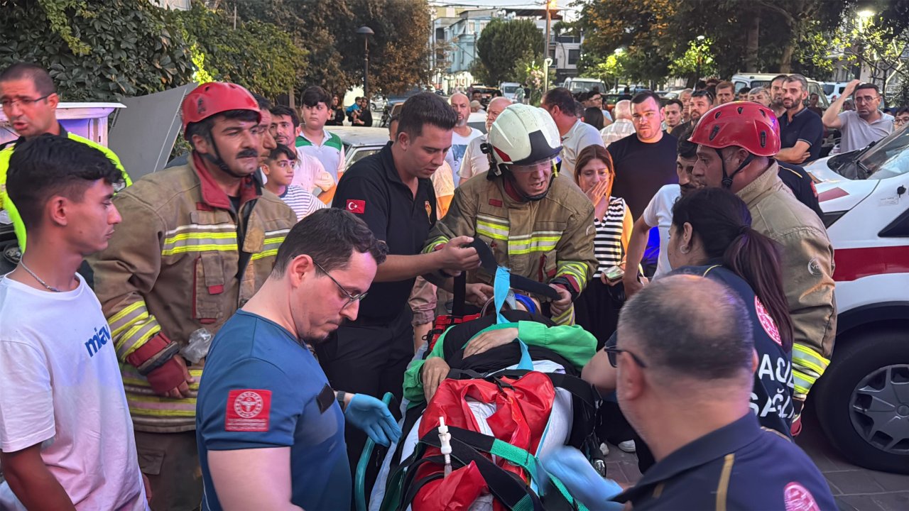 Turgutlu'da iki otomobil ile motosiklet kazaya karıştı: 2 yaralı