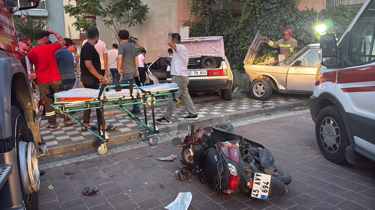 Turgutlu'da iki otomobil ile motosiklet kazaya karıştı: 2 yaralı