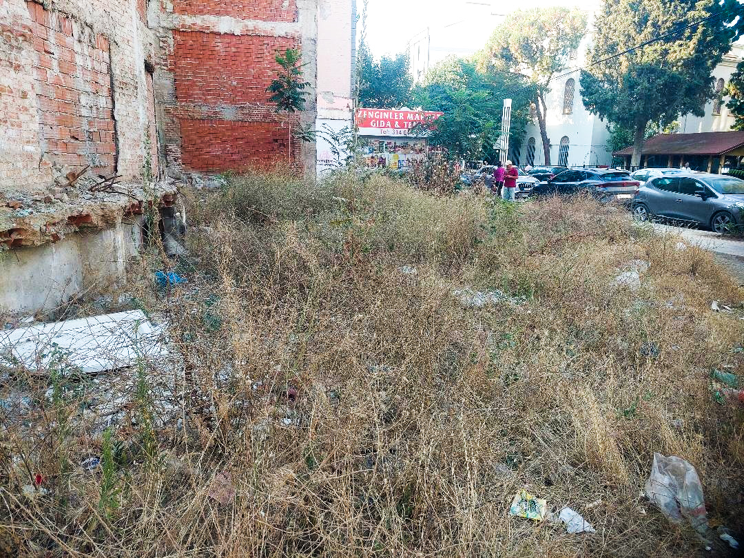 Turgutlu'da Metruk Alan İsyanı: "2,5 Yıldır Berduş Yuvası Oldu"
