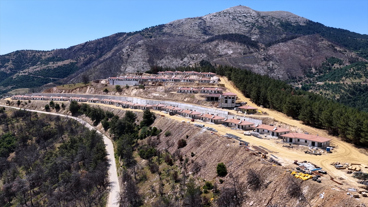 138 köy evi kullanılmaz hale gelmişti! Afet konutlarının teslimatı başlıyor