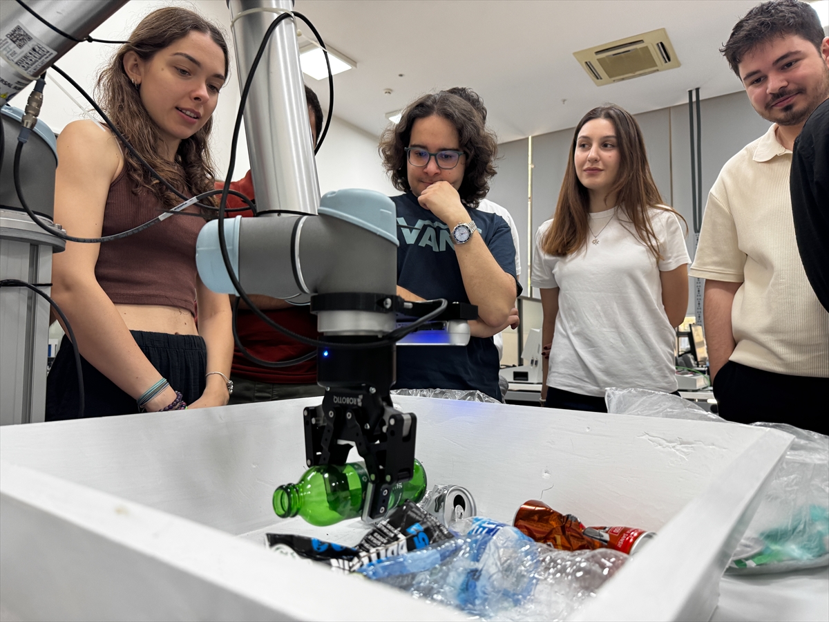 Mühendis adayları geri dönüşüm için yapay zeka destekli robot geliştirdi
