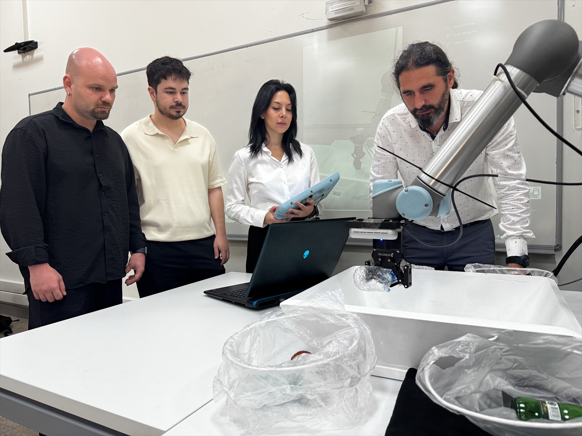Mühendis adayları geri dönüşüm için yapay zeka destekli robot geliştirdi