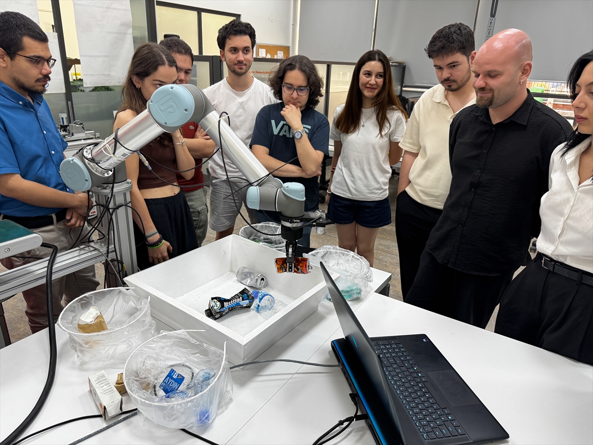 Mühendis adayları geri dönüşüm için yapay zeka destekli robot geliştirdi