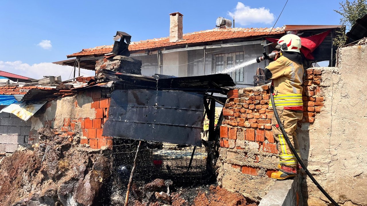 Manisa'da Ev Bahçesindeki Fırın Alevlere Teslim Oldu