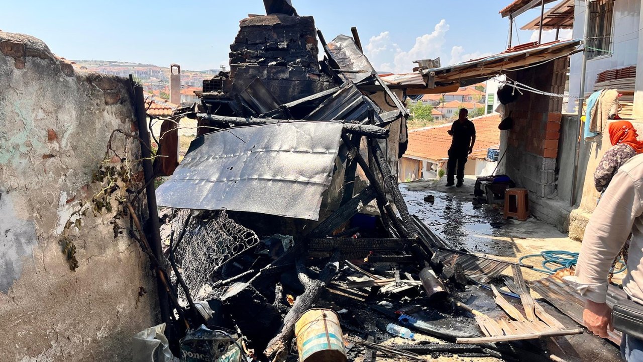 Manisa'da Ev Bahçesindeki Fırın Alevlere Teslim Oldu