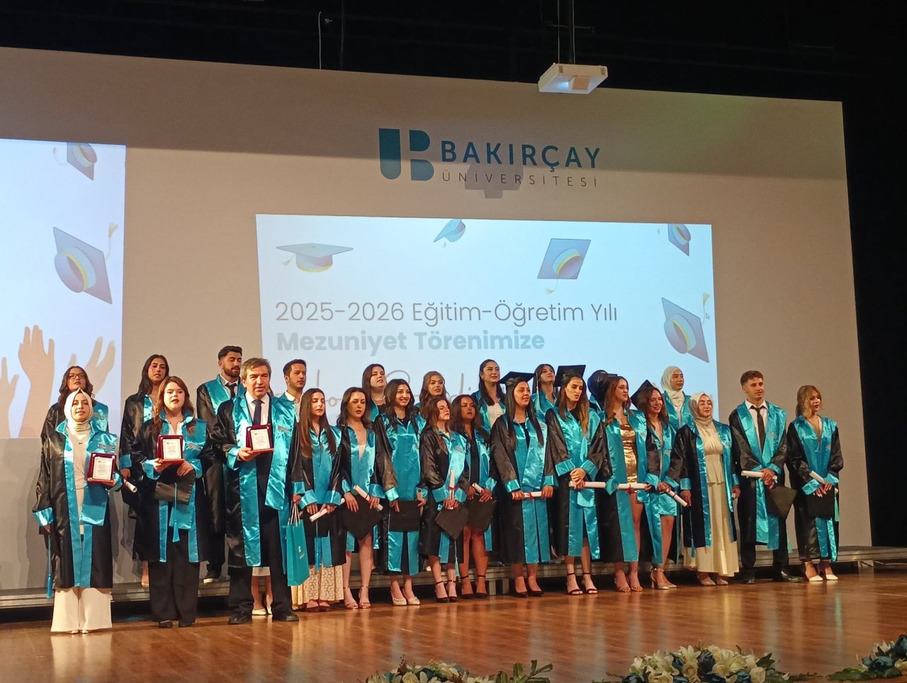 Oğluna Destek Olmak İçin Üniversiteye Başladı, Fakülte Birincisi Oldu