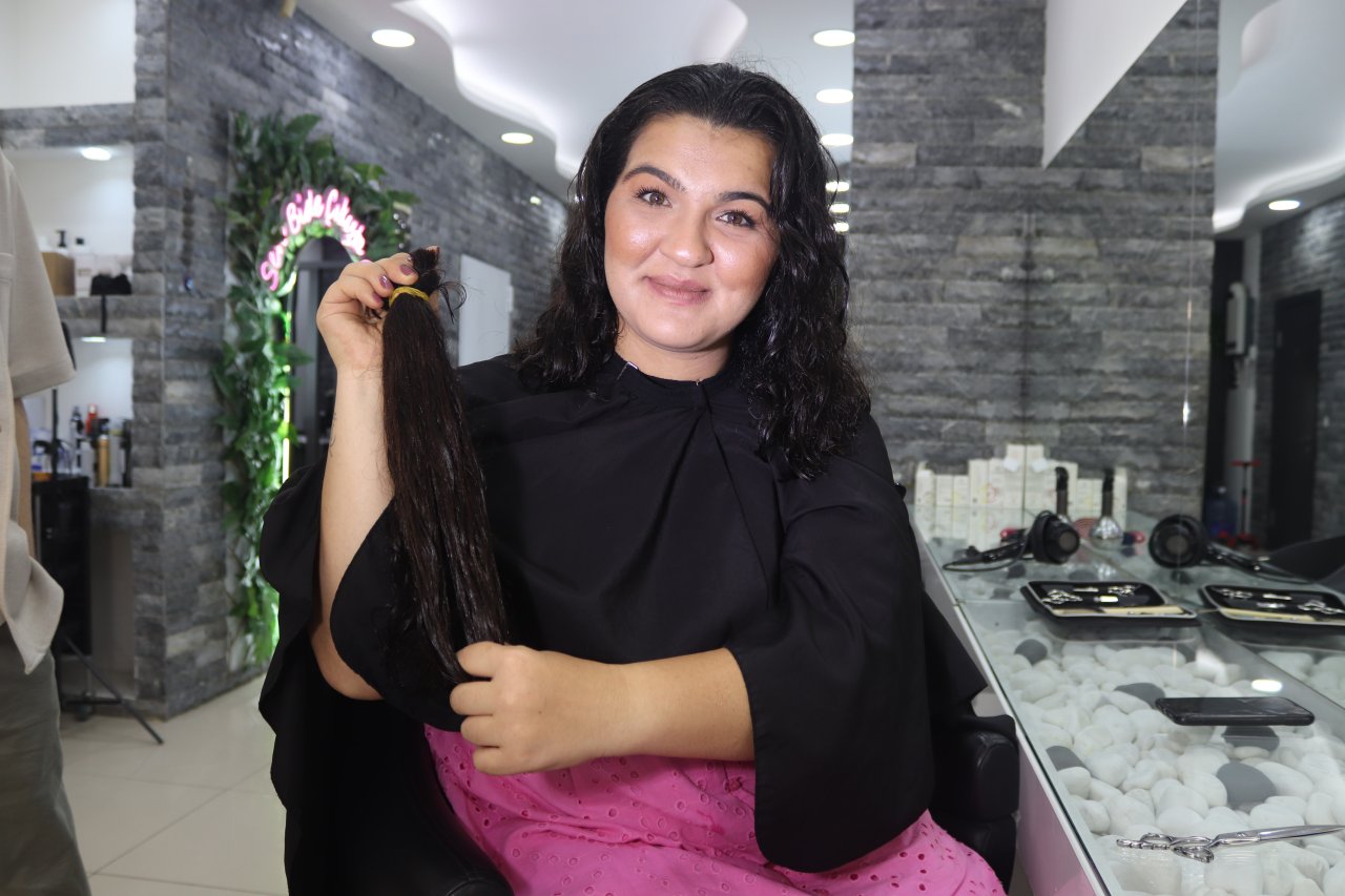 5 yıllık saçlarını kanser hastası çocuklar için kestirdi
