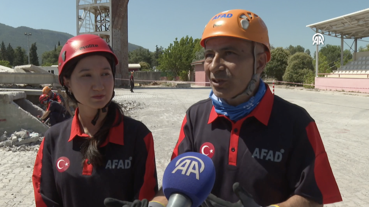 Rol model aldığı babasıyla şimdi aynı AFAD timinde görev yapıyor