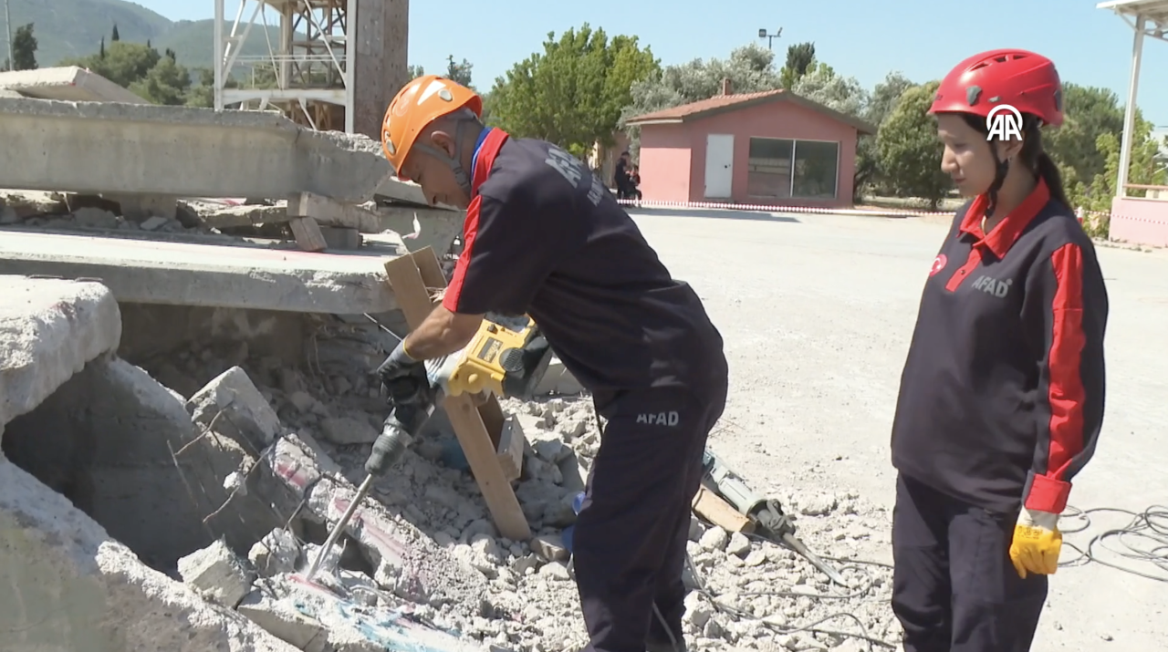 Rol model aldığı babasıyla şimdi aynı AFAD timinde görev yapıyor