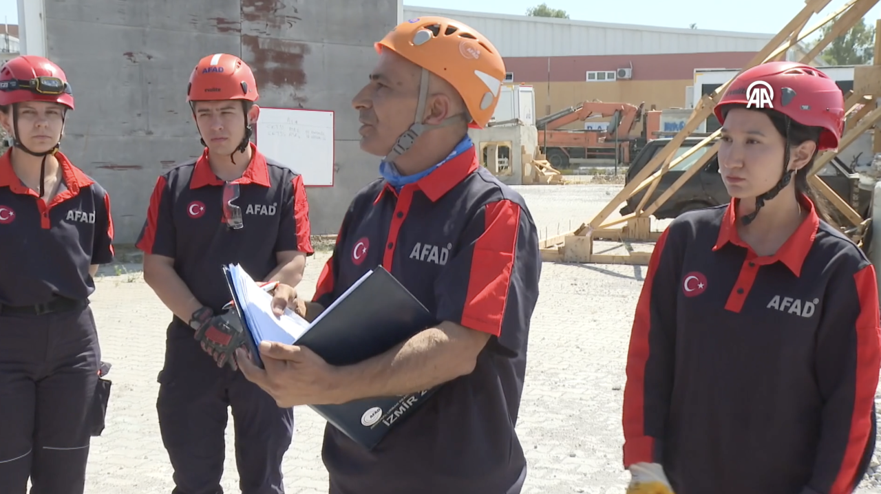 Rol model aldığı babasıyla şimdi aynı AFAD timinde görev yapıyor