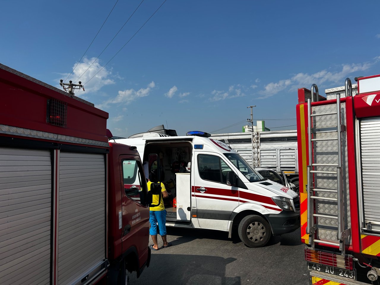 Turgutlu’da kavşağa çıkan kamyona otomobil çarptı: 2 yaralı