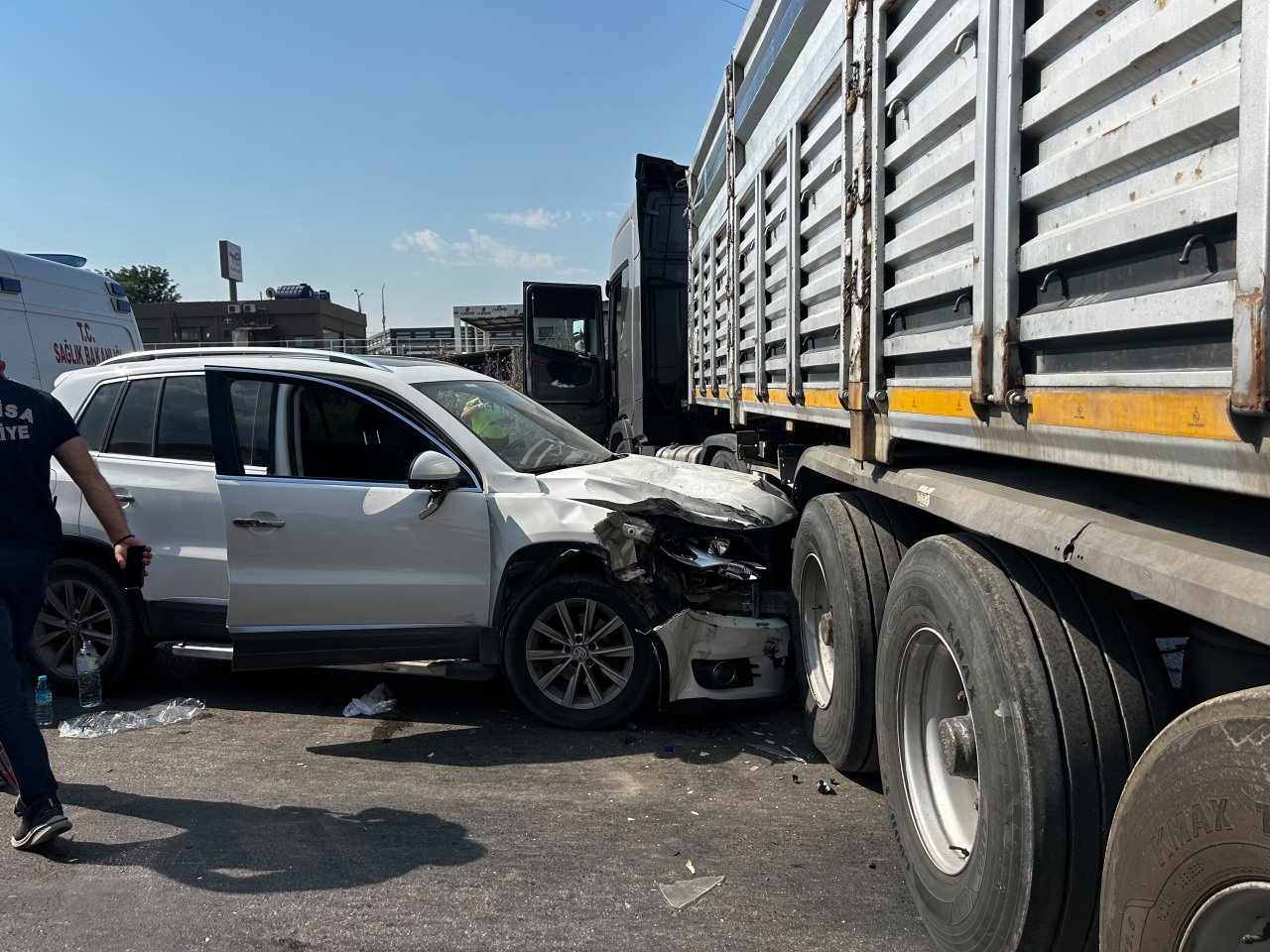 Turgutlu’da kavşağa çıkan kamyona otomobil çarptı: 2 yaralı