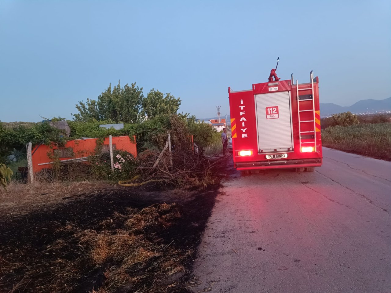 Sinirli'de anız yangını erik bahçesine sıçradı