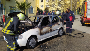 Seyir halindeki araçta çıkan yangın korkuttu