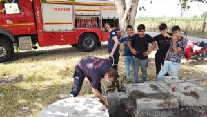 Kuyuya düşen yavru kediyi itfaiye kurtardı  (VİDEO)