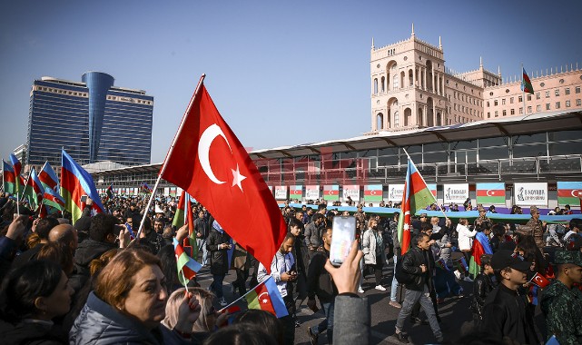 Azerbaycan'ın Karabağ zaferinin 1. yılında binlerce kişi Bakü'de yürüdü