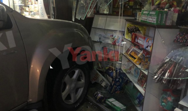 Hafif ticari araçla çarpışan kamyonet iş yerine çarptı 