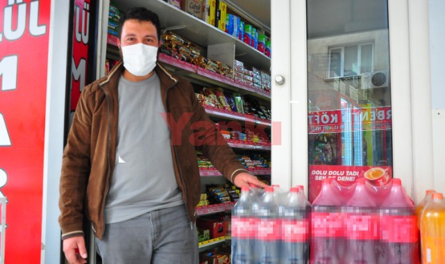 Marketin önündeki gazlı içecek kolisini çalan şüpheli kamerada